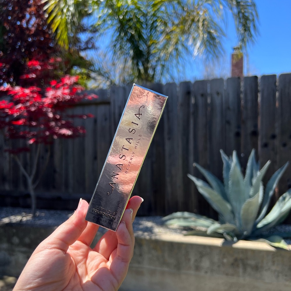 ANASTASIA BEVERLY HILLS LUMINOUS FOUNDATION